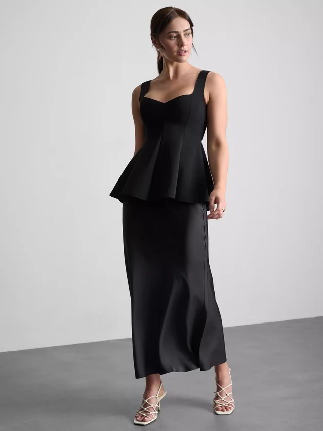 Krepp anyagú, szív alakú nyakkivágású peplum felső