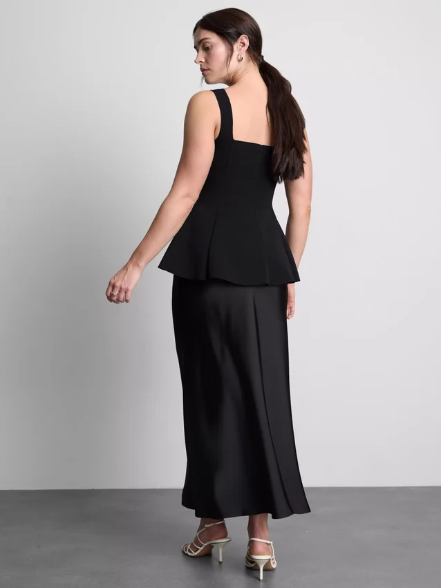 Krepp anyagú, szív alakú nyakkivágású peplum felső