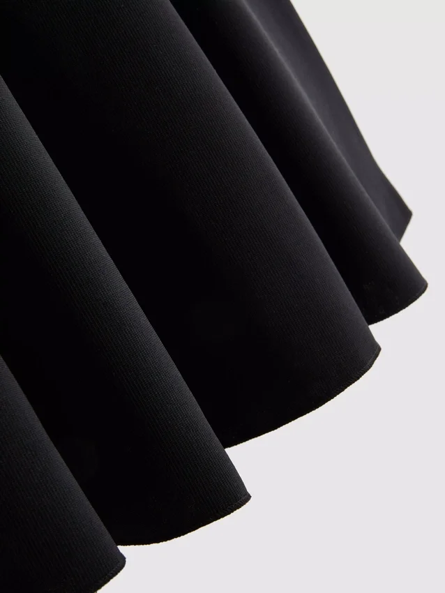 Krepp anyagú, szív alakú nyakkivágású peplum felső