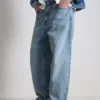 Közepes derékmagasságú, bő szabású farmer