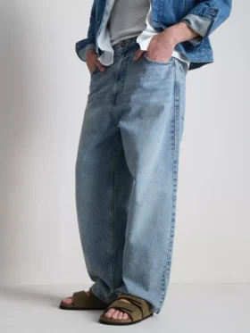 Közepes derékmagasságú, bő szabású farmer