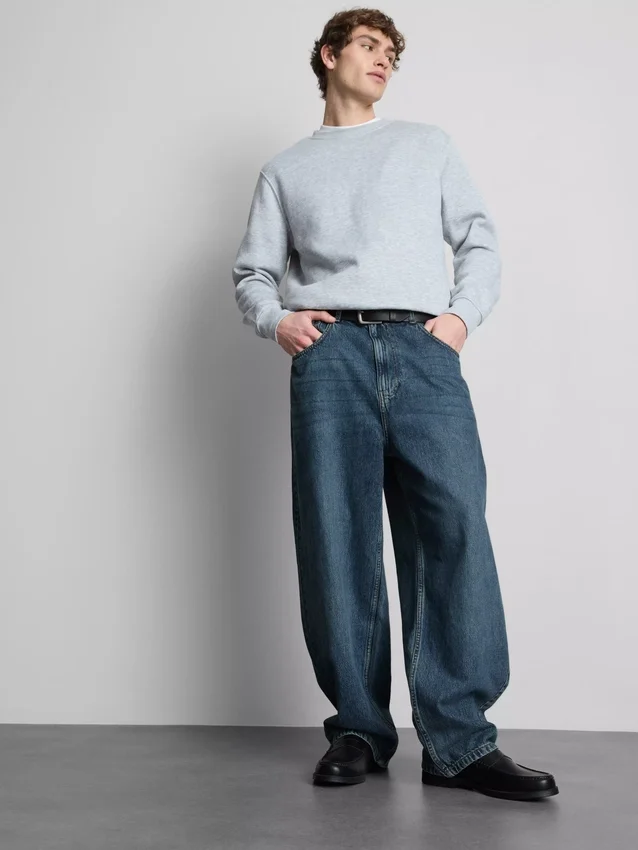 Közepes derékmagasságú, bő szabású farmer