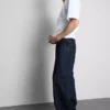 Közepes derékmagasságú, bő szabású farmer