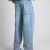 Közepes derékmagasságú, bő szabású farmer