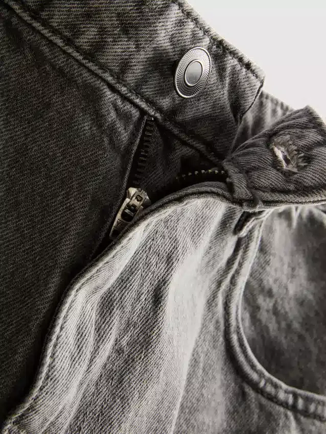 Közepes derékmagasságú, bő szabású farmer