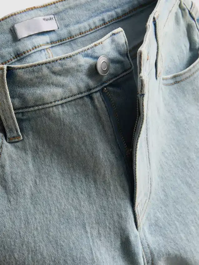 Közepes derékmagasságú, felhajtott szárú farmerrövidnadrág