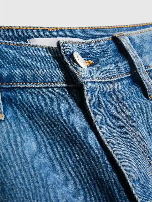 Közepes derékmagasságú, felhajtott szárú farmerrövidnadrág