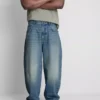 Közepes derékmagasságú, hordó alakú farmer