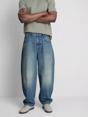 Közepes derékmagasságú, hordó alakú farmer