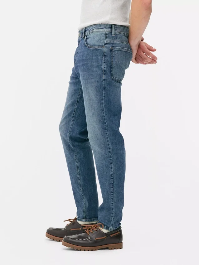 Közepes derékmagasságú, karcsúsított fazonú farmer