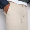 Közepes derékmagasságú, laza chino nadrág