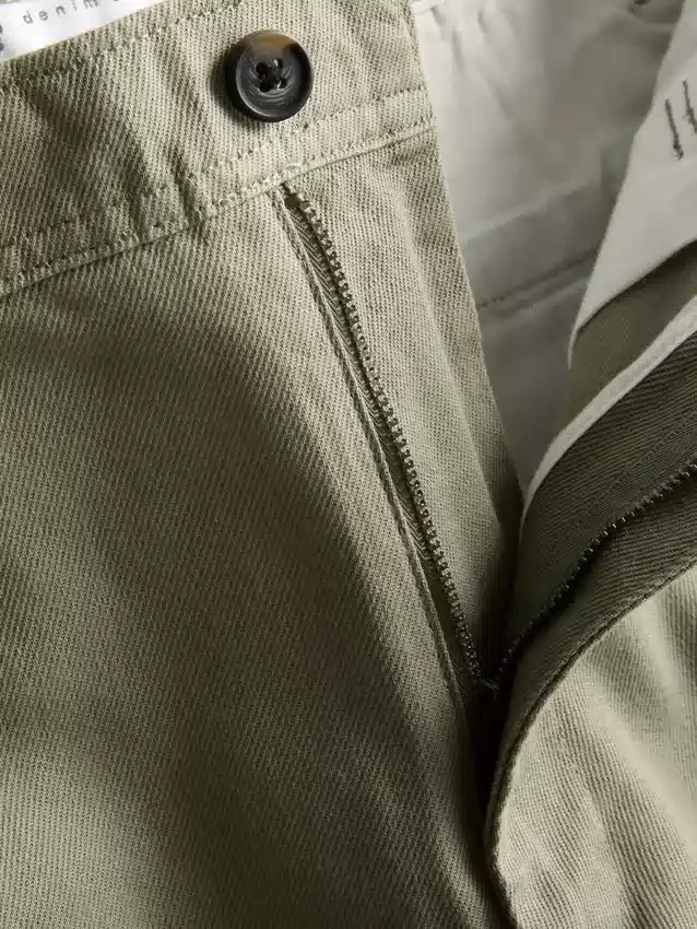Közepes derékmagasságú, laza chino nadrág