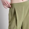 Közepes derékmagasságú, széles szárú culotte nadrág