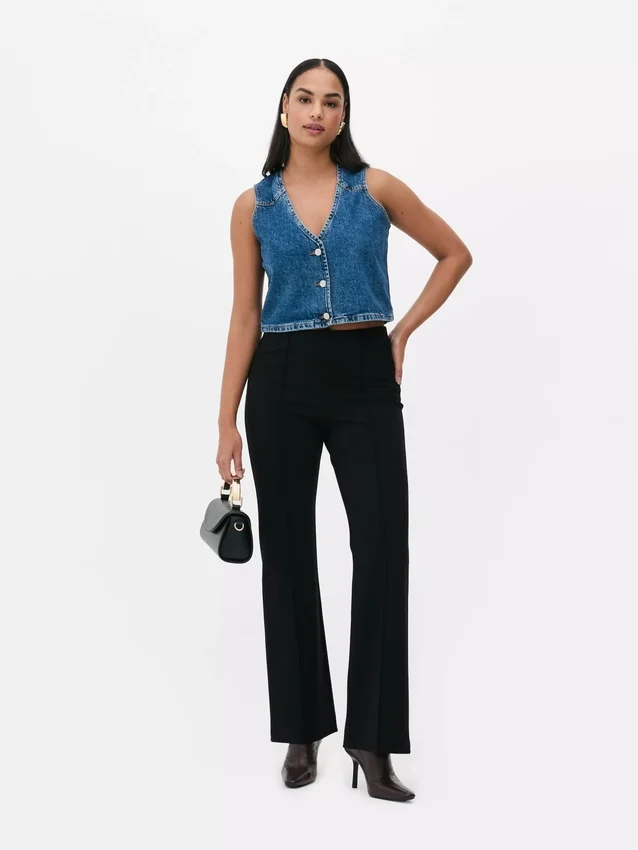 Közepes derékmagasságú, táguló szárú ponte leggings