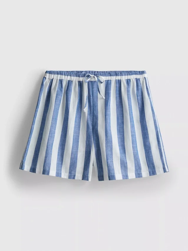 Lazán ülő, csíkos pamut strandrövidnadrág