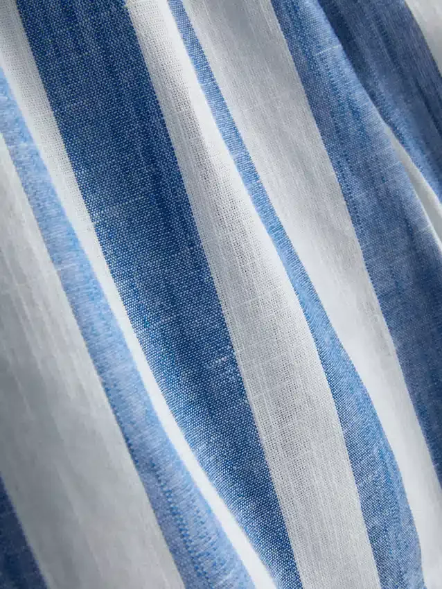 Lazán ülő, csíkos pamut strandrövidnadrág