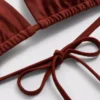Lánc díszítésű háromszög alakú bikini felső