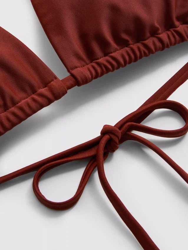 Lánc díszítésű háromszög alakú bikini felső