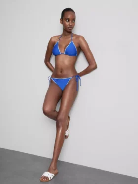 Öltéses részletekkel díszített, oldalán megkötős bikini alsó