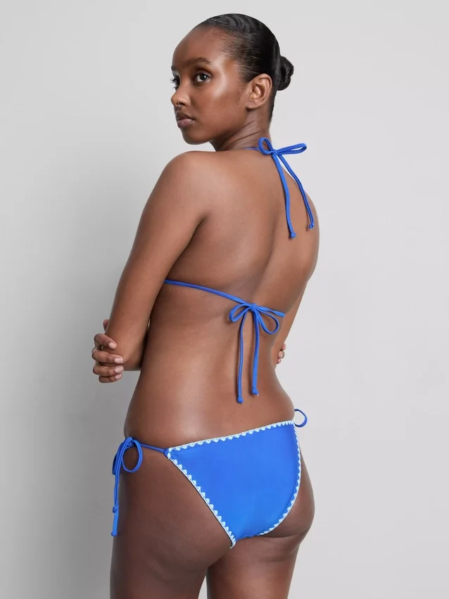 Öltéses részletekkel díszített, oldalán megkötős bikini alsó