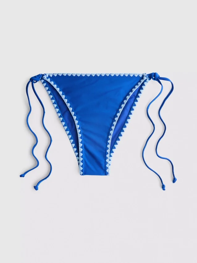 Öltéses részletekkel díszített, oldalán megkötős bikini alsó
