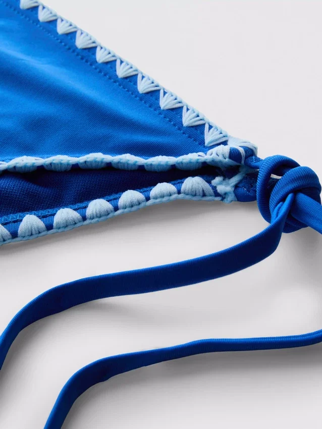 Öltéses részletekkel díszített, oldalán megkötős bikini alsó