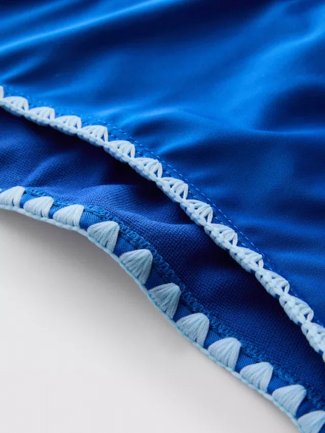 Öltéses részletekkel díszített, oldalán megkötős bikini alsó