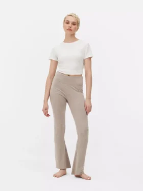 Magas derekú, sportos, tágas szárú leggings