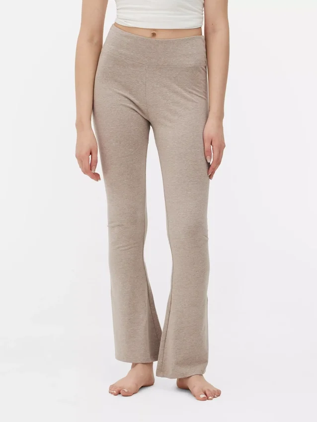 Magas derekú, sportos, tágas szárú leggings