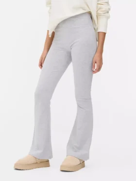 Magas derekú, sportos, tágas szárú leggings