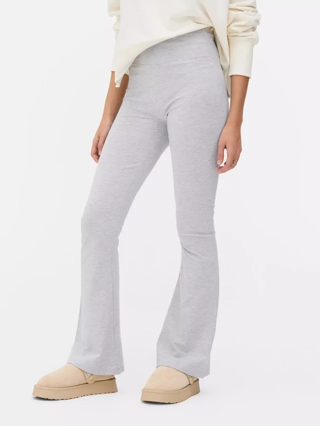 Magas derekú, sportos, tágas szárú leggings