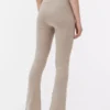 Magas derekú, sportos, tágas szárú leggings