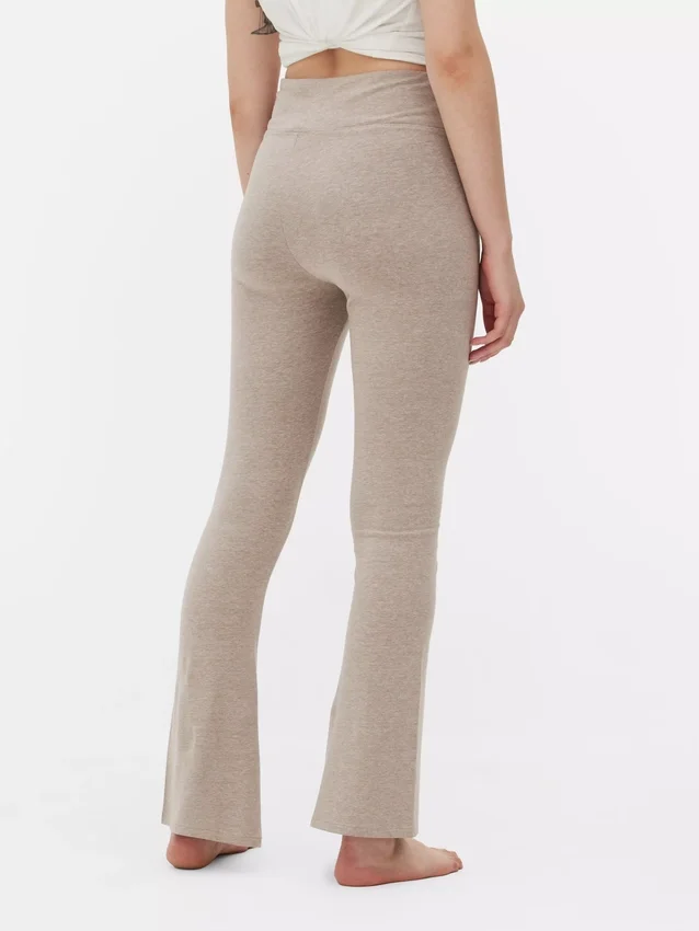 Magas derekú, sportos, tágas szárú leggings