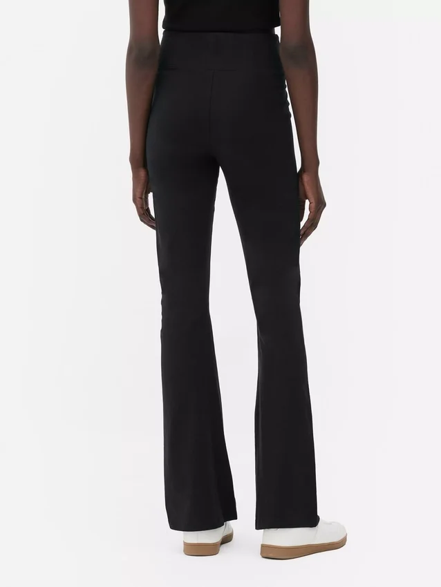 Magas derekú, sportos, tágas szárú leggings