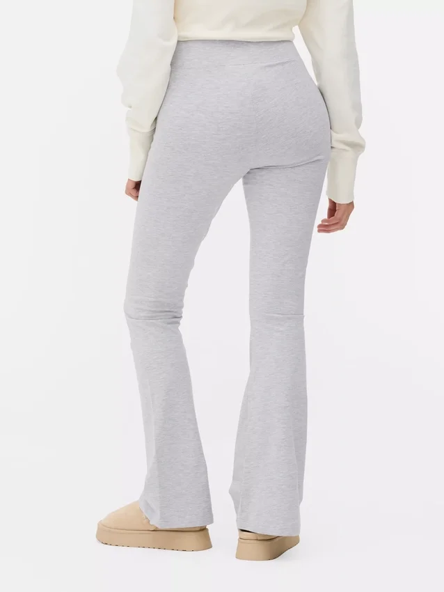 Magas derekú, sportos, tágas szárú leggings