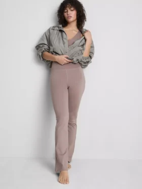 Magas derekú, táguló szárú sportlegging