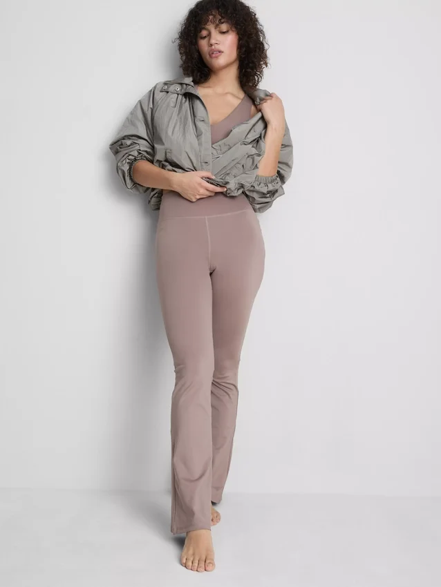 Magas derekú, táguló szárú sportlegging