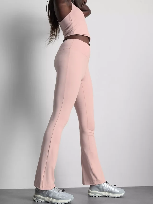 Magas derekú, táguló szárú sportlegging