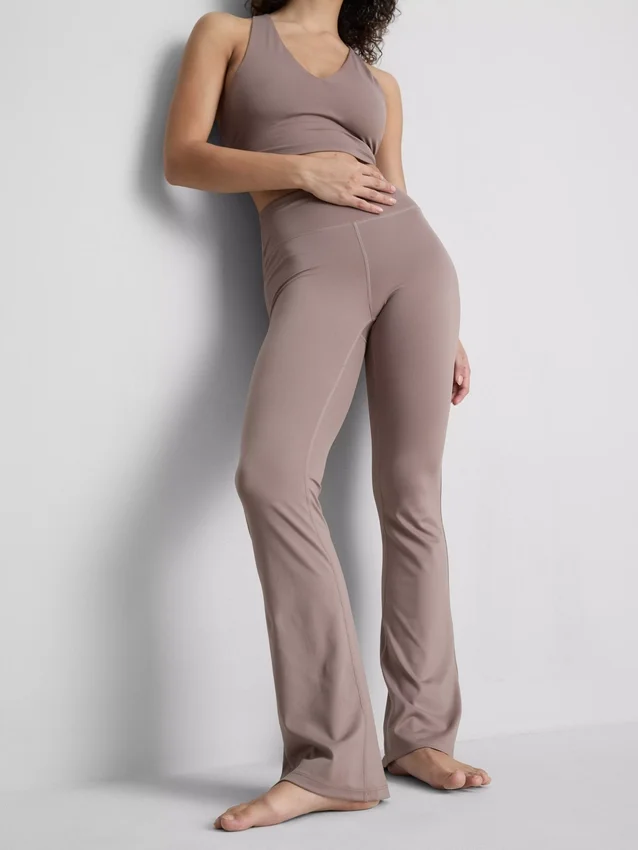 Magas derekú, táguló szárú sportlegging