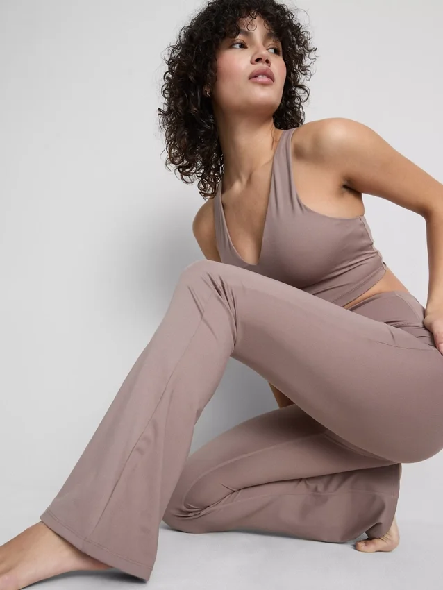 Magas derekú, táguló szárú sportlegging