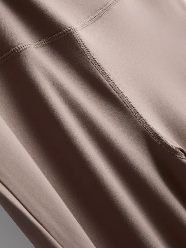 Magas derekú, táguló szárú sportlegging