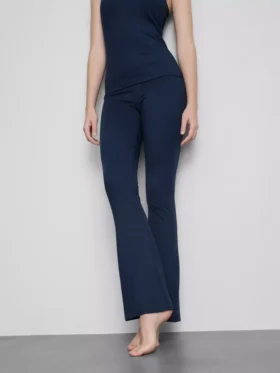 Magas derékú, sima tartású, táguló szárú sportlegging