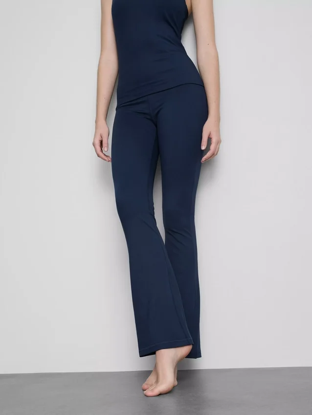 Magas derékú, sima tartású, táguló szárú sportlegging