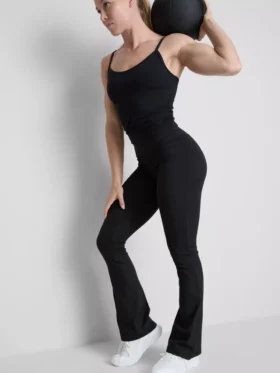 Magas derékú, sima tartású, táguló szárú sportlegging