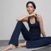Magas derékú, sima tartású, táguló szárú sportlegging