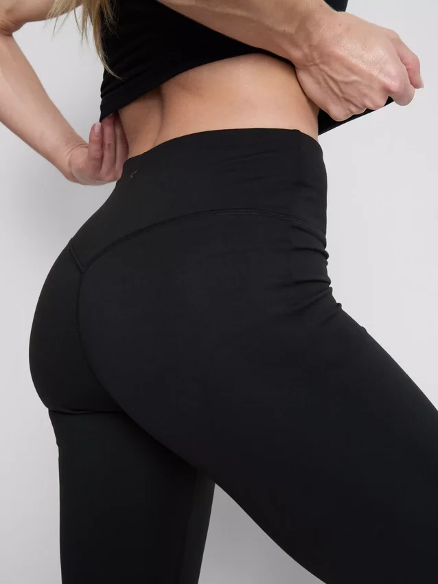Magas derékú, sima tartású, táguló szárú sportlegging