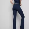 Magas derékú, sima tartású, táguló szárú sportlegging