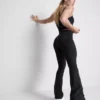 Magas derékú, sima tartású, táguló szárú sportlegging