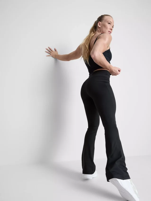 Magas derékú, sima tartású, táguló szárú sportlegging