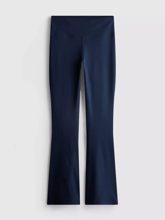 Magas derékú, sima tartású, táguló szárú sportlegging